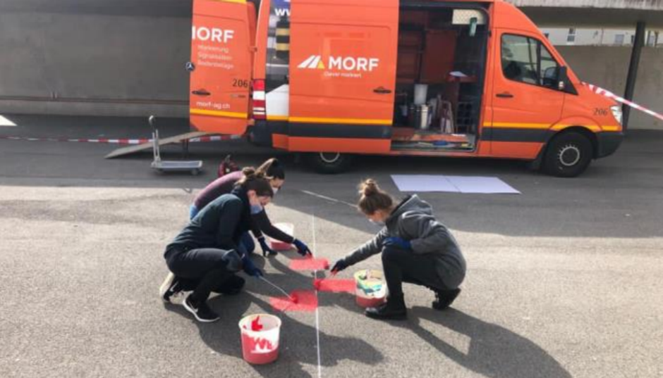 Studierende am Bemalen des Pausenplatzes